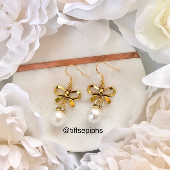 Gold Bow and Pearl Drop Dangly Earrings NWT - Picture 4 of 4